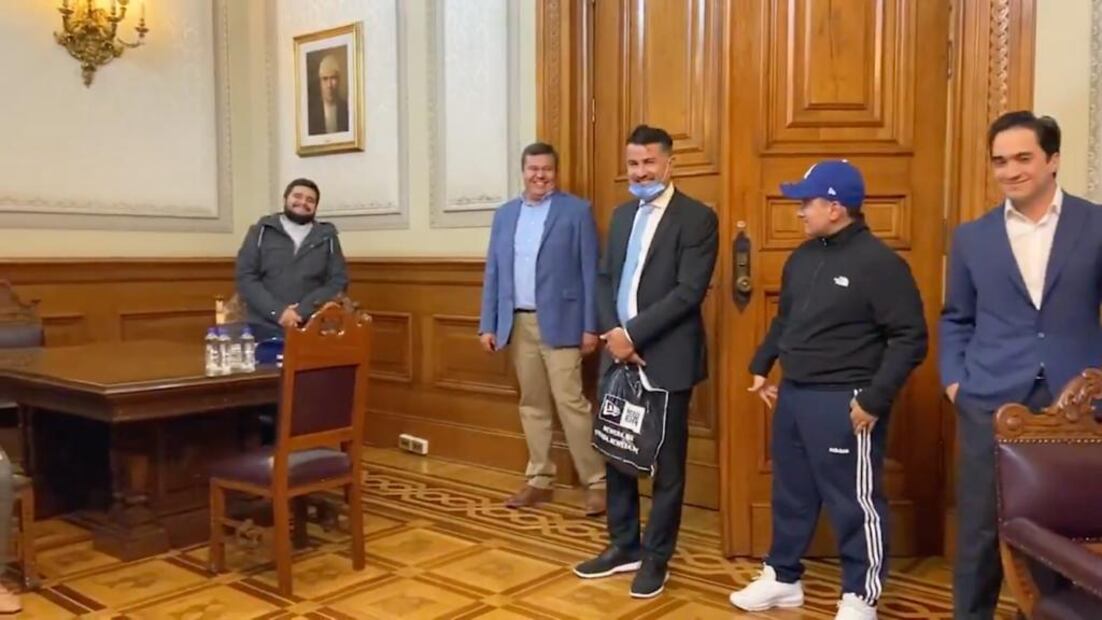 El presidente López Obrador convive con su nieto en Palacio Nacional y el beisbolista Julio Urías