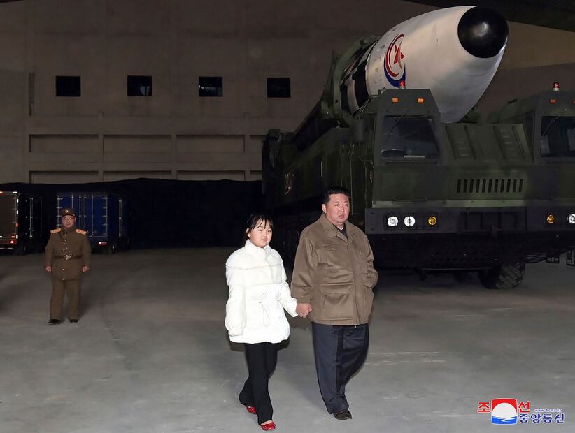 Kim Jong-un, líder de Corea del Norte, presenta a su hija durante lanzamiento de misiles