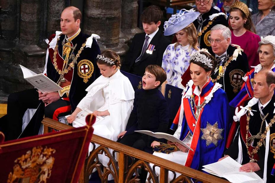 (El príncipe Luis de Gales se sentó entre su mamá y su hermana, Carlota de Gales, en la coronación de Carlos III / AFP)