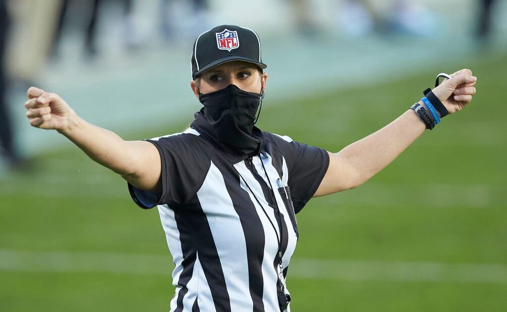 Sarah Thomas, la primera mujer en oficiar el Super Bowl