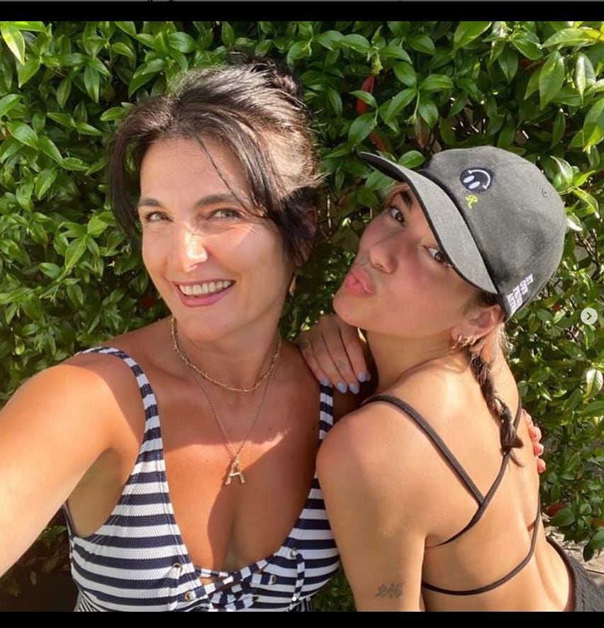 Mamá de Dua Lipa, en traje de baño, dedica dulces palabras a su famosa hija