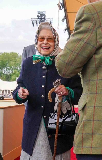 La reina Isabel II reaparece sonriente en un evento especial pese a problemas de movilidad