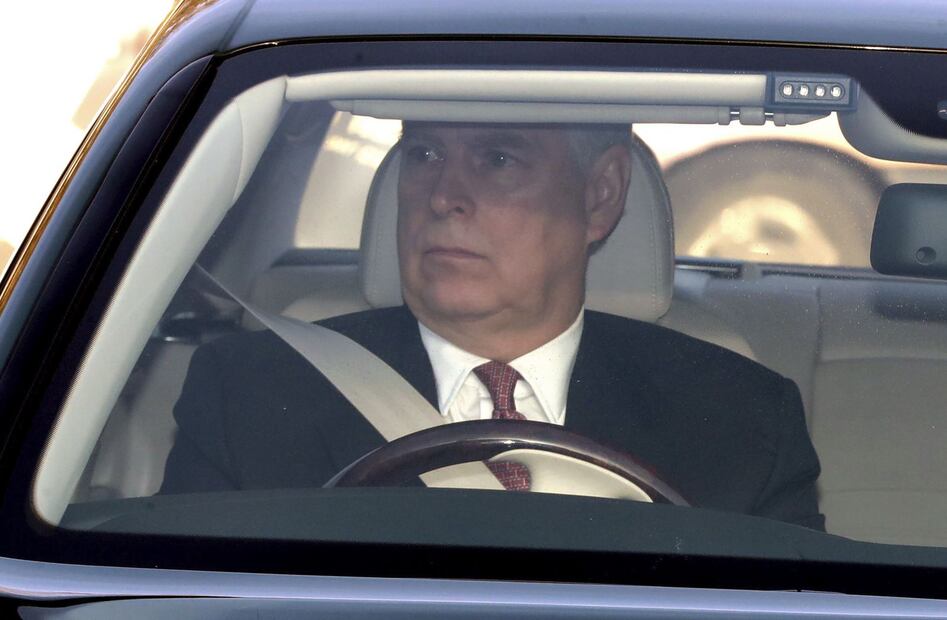 El príncipe Andrés entre los asistentes al almuerzo de Navidad de la reina Isabel 