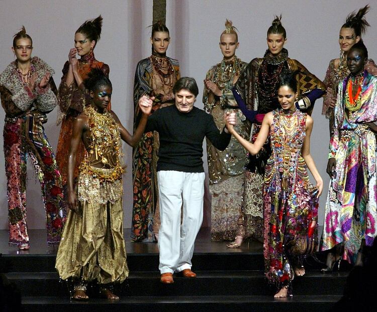 El diseñador Emanuel Ungaro, quien se definió a sí mismo como un 'obsesivo sensual', falleció a los 86 años