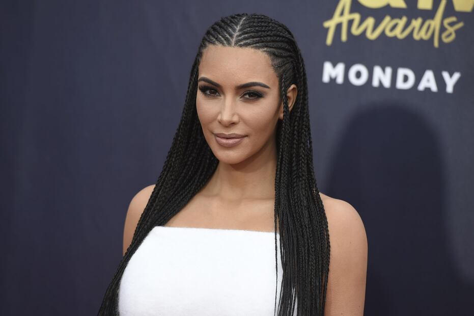 La empresaria Kim Kardashian es fuertemente criticada por hacer "blackfishing"