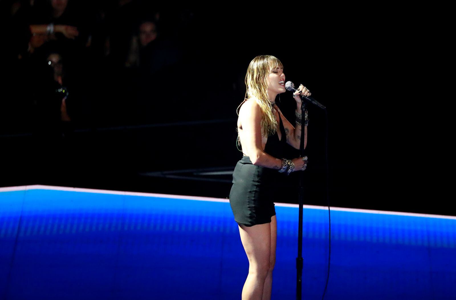 Miley Cyrus regresa a los escenarios ahora en compañía de Kaitlynn Carter