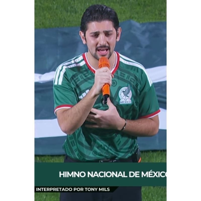 Tony Mils interpretó el Himno Nacional en partido de la Selección Mexicana / Foto: Especial