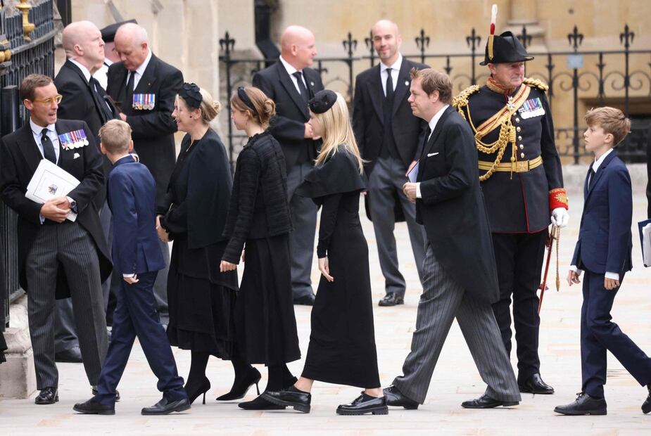 Hijos de la reina Camila fueron de los primeros invitados en llegar al funeral de Isabel II