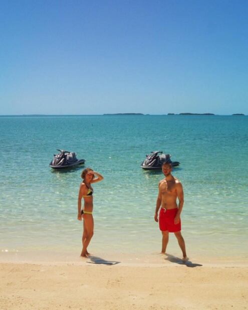 FOTOS: Taylor Swift y Calvin Harris celebran su primer año en la playa