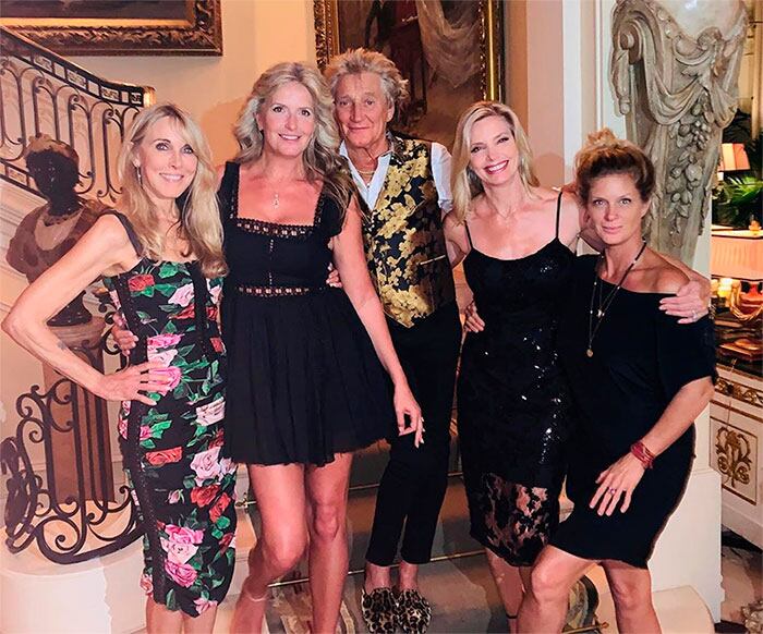 Rod Stewart posa con tres de sus exparejas y su actual esposa