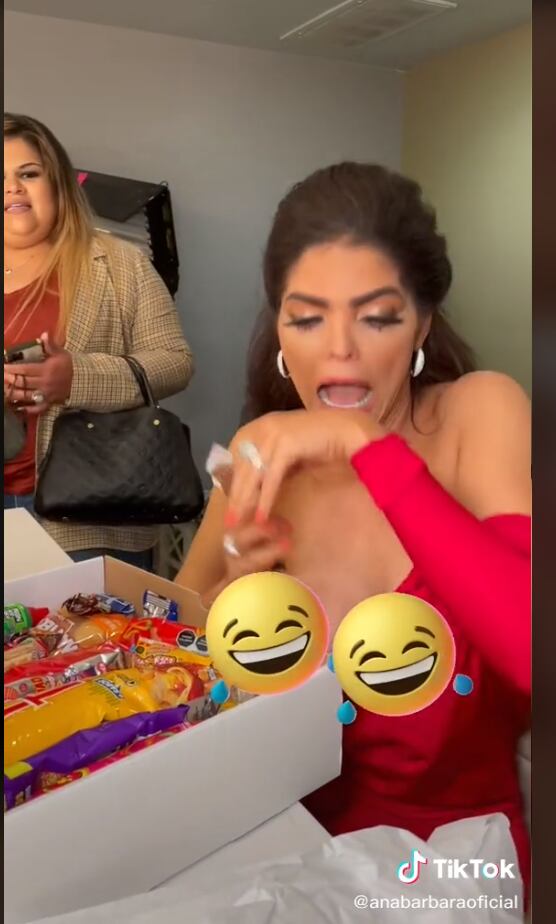 Ana Bárbara sufre terrible accidente: se le cae el vestido y ¡enseña de más!