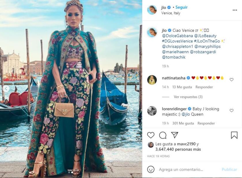 Jennifer Lopez comete un faux pas y olvida quitar la etiqueta de su ropa Dolce & Gabbana