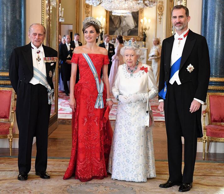El príncipe Felipe mejora lentamente con un tratamiento doloroso 