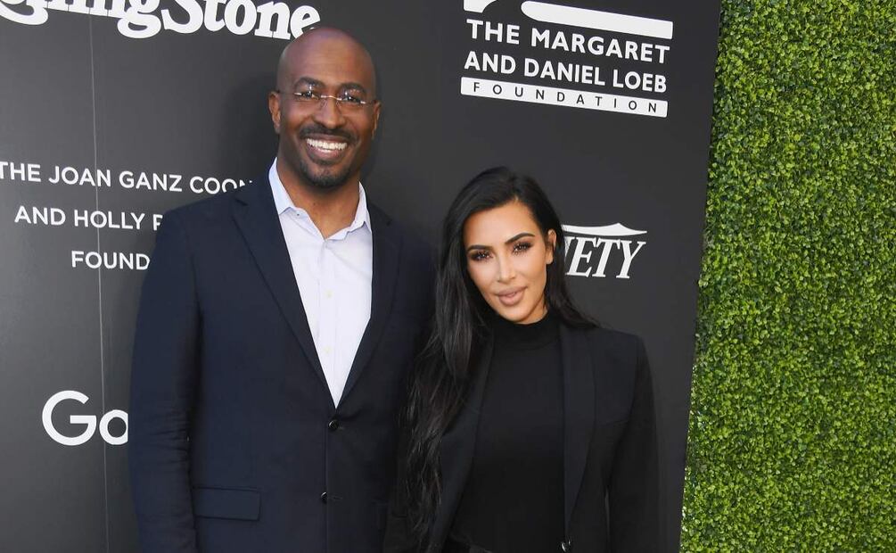 El novio de Kim Kardashian, multimillonario y amigo de la familia real