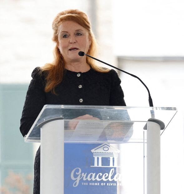 Sarah Ferguson cita palabras de Isabel II durante el funeral de Lisa Marie Presley