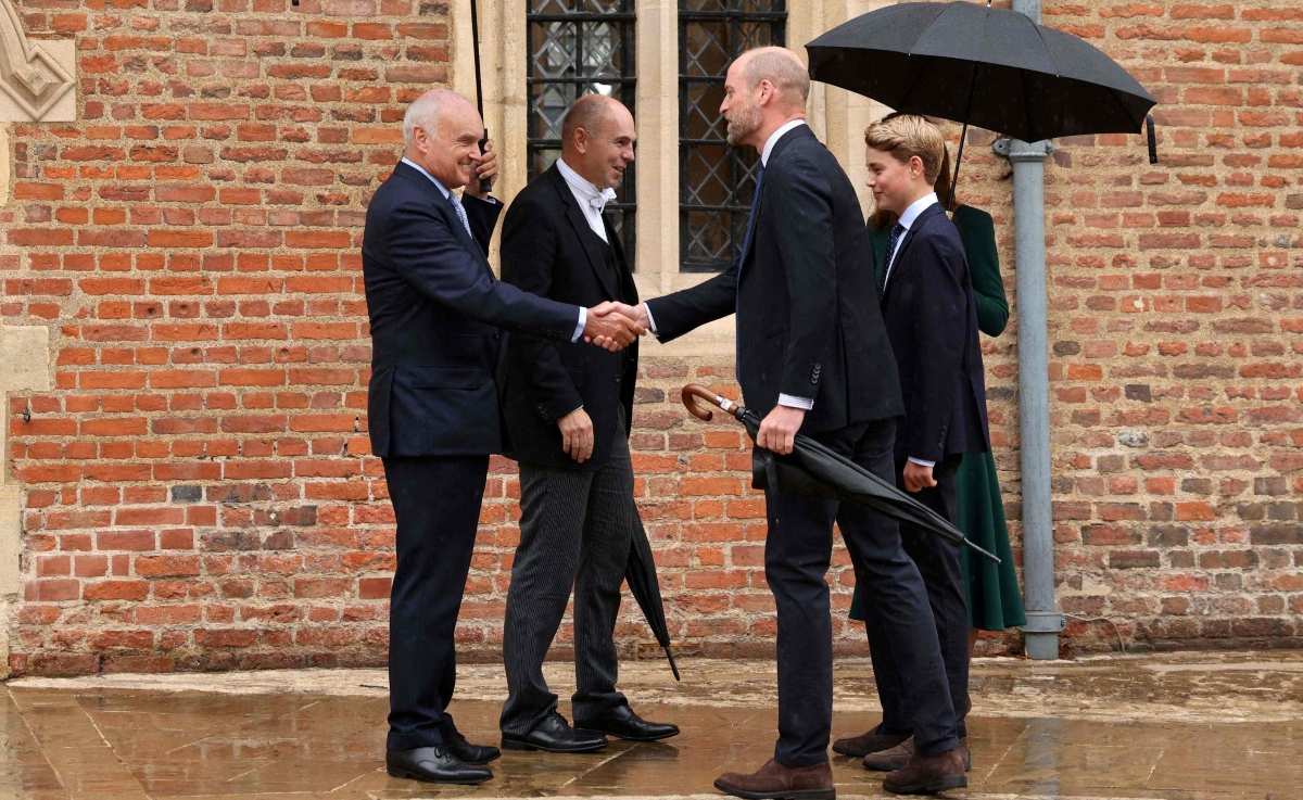 El príncipe George acompañado de sus papás en su primer día de clases (Foto: AFP)