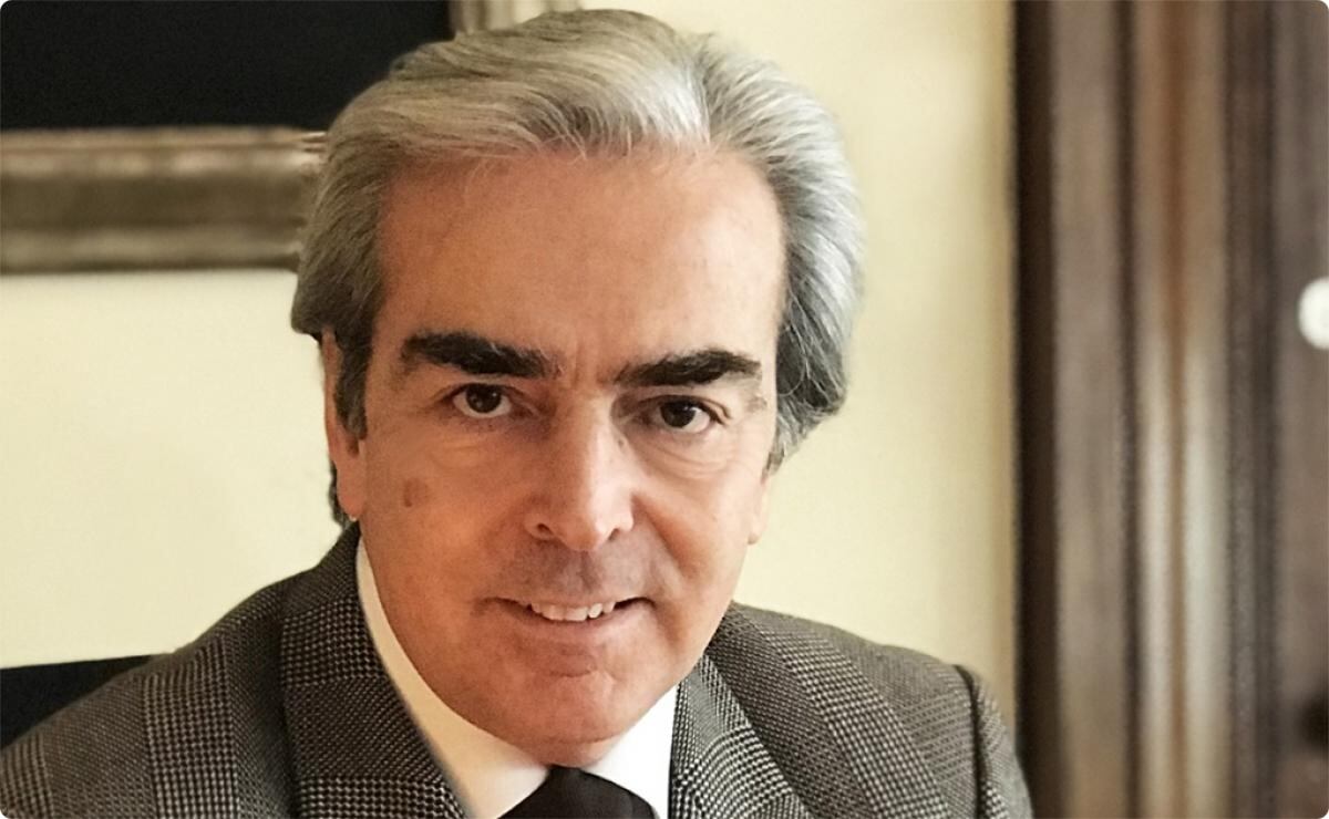 Lorenzo Lazo, viudo de Edith González, felicita a su hermana con música de organillero 