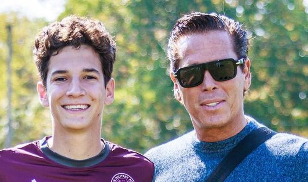 Roberto Palazuelos y su hijo Roberto Jr. / Instagram: @picsbymrmo