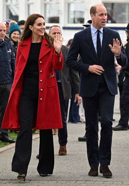 El abrigo rojo de Kate Middleton y otros cambios de la familia real después del luto por Isabel II