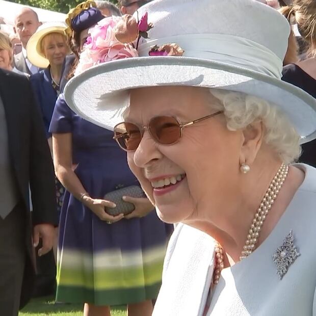 Los broches de la reina Isabel y su secreto oculto