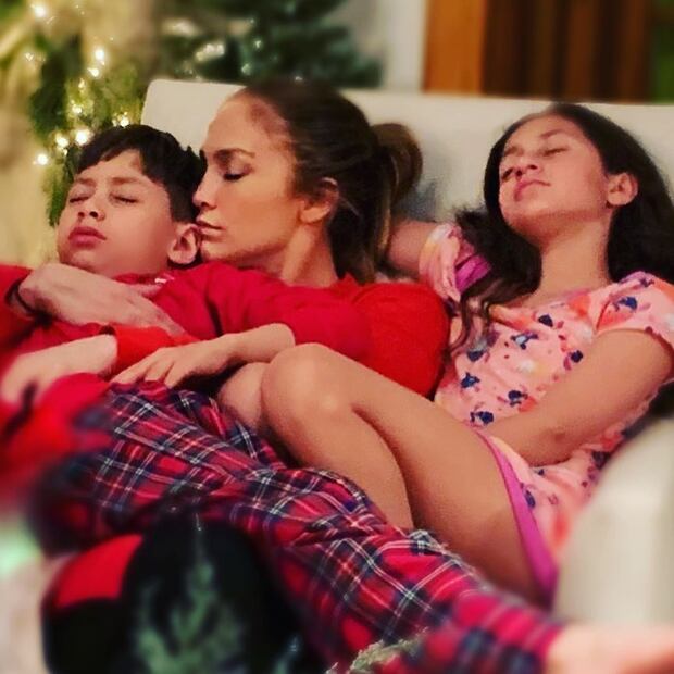 Jennifer Lopez junto a sus hijos.
