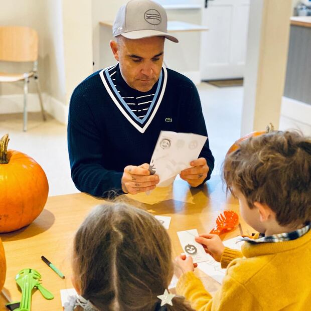 Video: el cantante Robbie Williams y su esposa Ayda Field presentan a su hijo