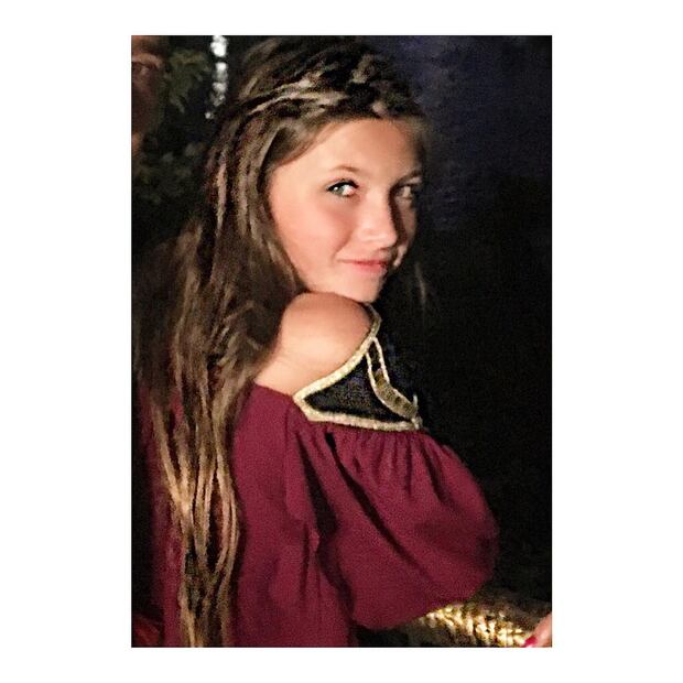 Antonia, hija de Issabela Camil, posa como su mamá