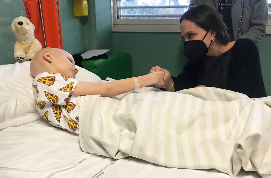 Angelina Jolie visita a niños refugiados de Ucrania en el hospital infantil del Vaticano