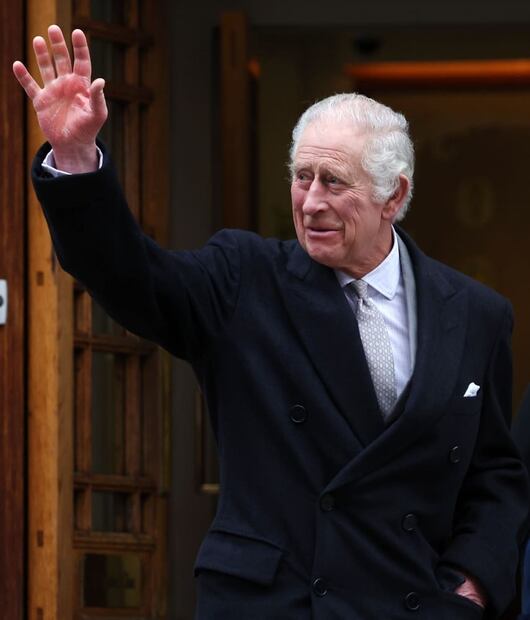El rey Carlos III saliendo de London Clinic tras su operación de próstata junto a la reina Camila / AFP