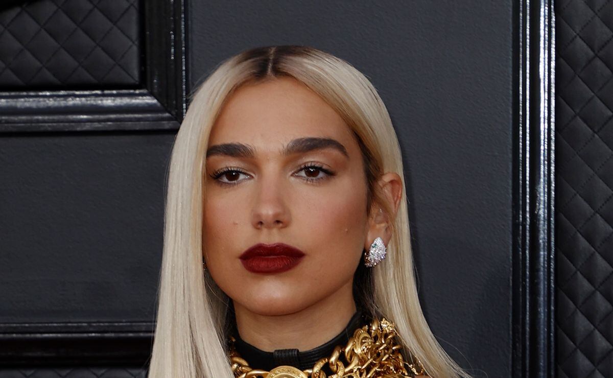 Dua Lipa se lució en los Grammy con un vestido bondage