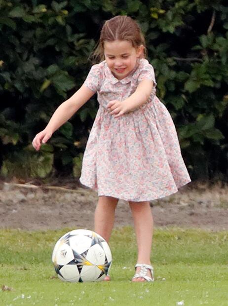La princesa Charlotte, hija de Kate Middleton y William, una futura estrella del futbol 