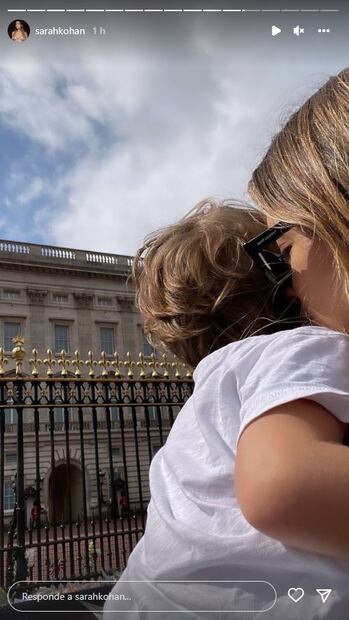 Ante la muerte de Isabel II, Sarah Kohan, ex de 'Chicharito', lleva flores a Buckingham