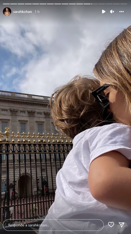 Ante la muerte de Isabel II, Sarah Kohan, ex de 'Chicharito', lleva flores a Buckingham