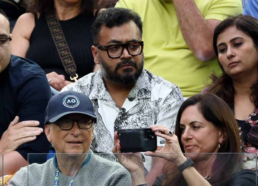 Bill Gates se vuelve a enamorar y es captado con guapa mujer en un partido de tenis