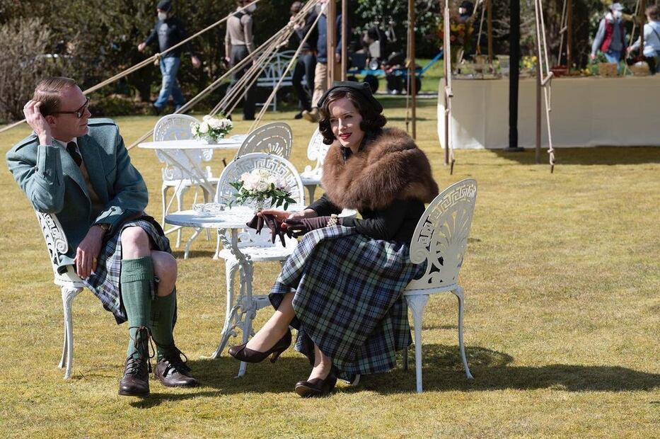 Paul Bettany y Claire Foy en el set de 'Un escándalo muy británico'/Instagram.