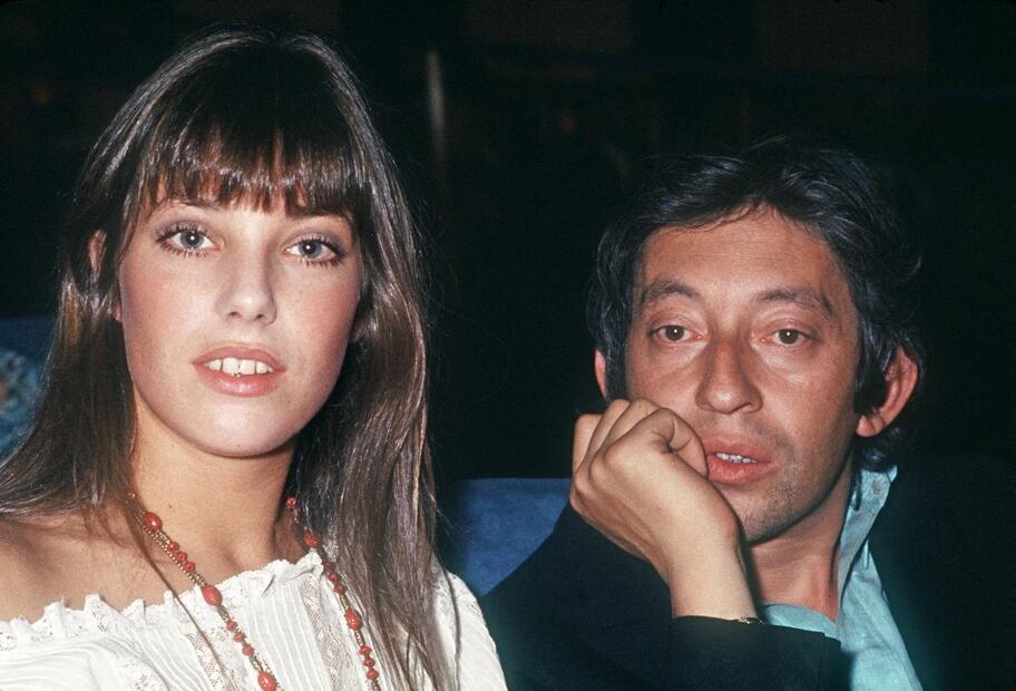 El cantante francés Serge Gainsbourg y la actriz británica Jane Birkin posan en septiembre de 1970 / AFP