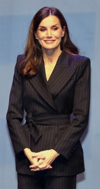 Letizia de España reinventa el look de mujer de negocios con 'cintura de avispa' y elegantes zapatillas