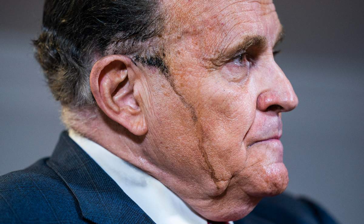 ¿Qué es lo negro que le escurre a Rudy Giuliani en la cara? 