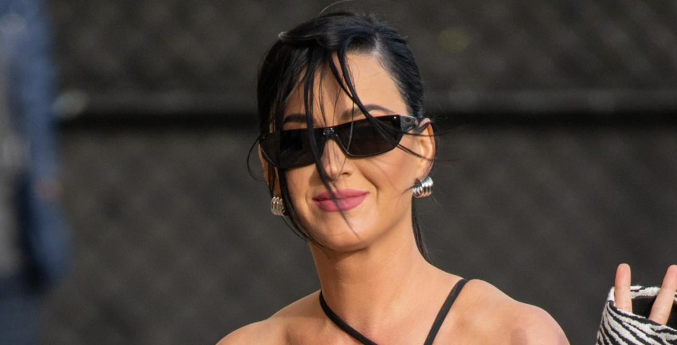 Katy Perry como diosa con top de lentejuelas, mini falda y botas al muslo