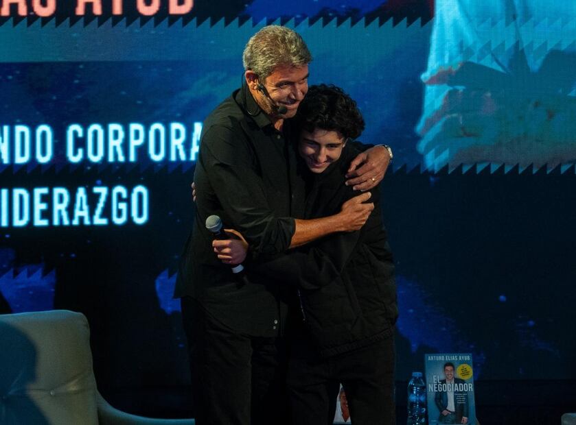 Arturo Elias Ayub abraza a Tomas Karam / Foto: Heptor Arjona para Clase