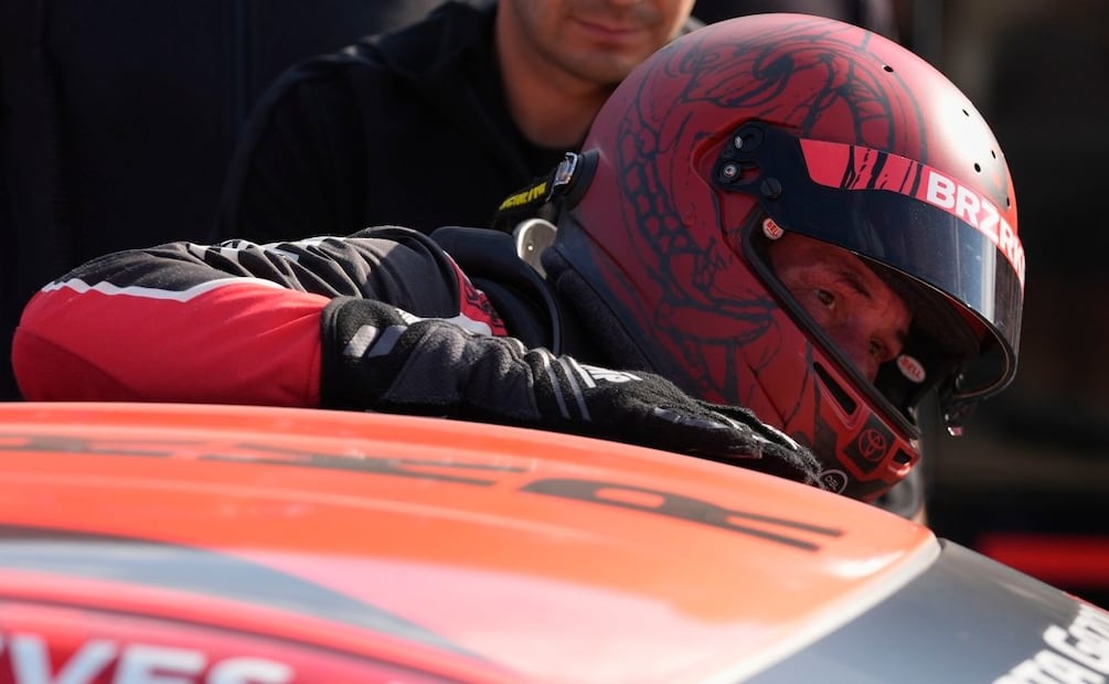 Keanu Reeves sale de su auto después de una carrera de autos de la Serie GR Cup en el Indianapolis Motor Speedway / Foto: AP