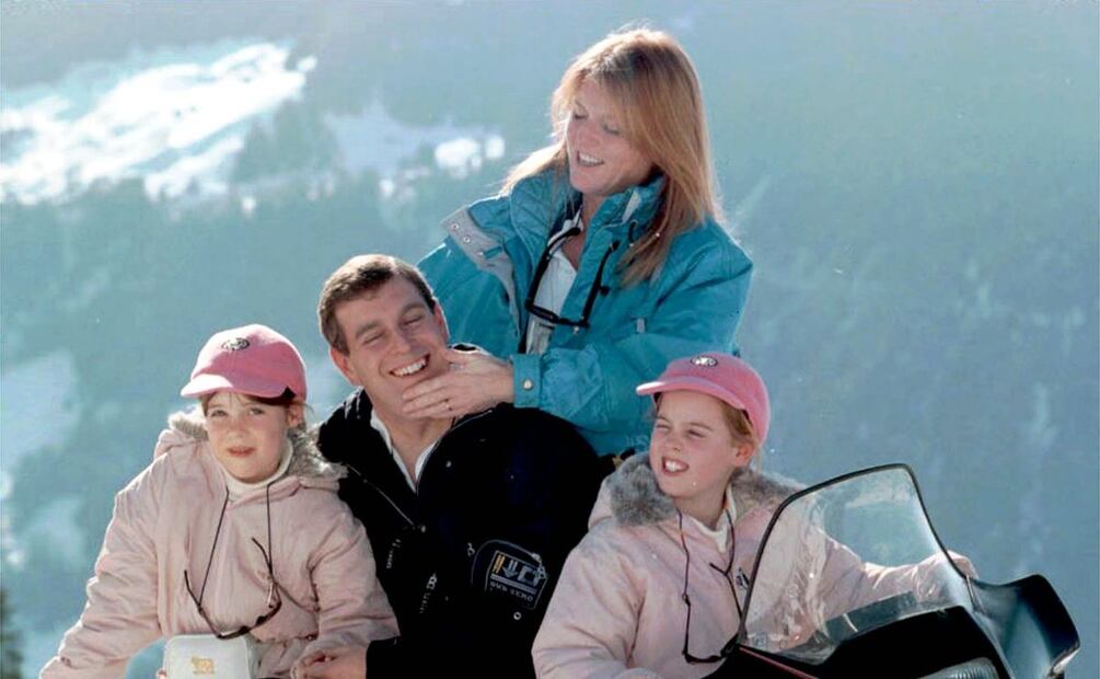 Príncipe Andrés y Sara Ferguson son dus dos hijas, las princesas Eugenia y Beatriz / AP