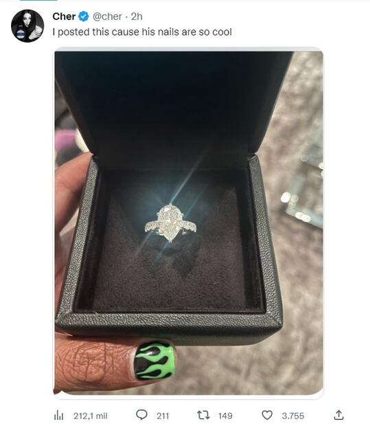 Cher presume GIGANTE anillo de diamantes ¿ya se comprometió con su novio?