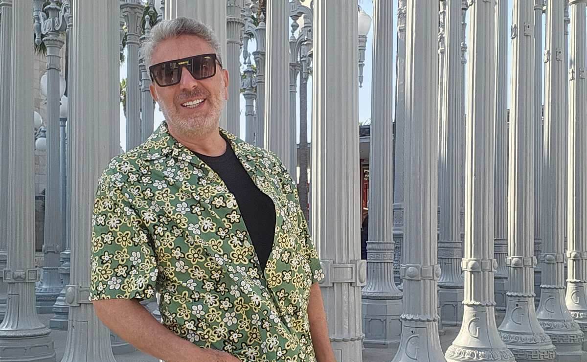 Rafa Micha frente a una instalación artística en LACMA. (Foto: Especial)