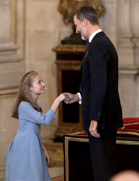 La princesa Leonor recibe el toisón de oro de manos del rey Felipe VI