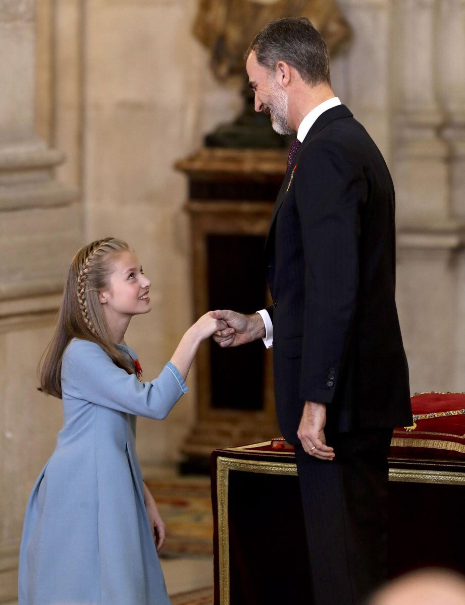 La princesa Leonor recibe el toisón de oro de manos del rey Felipe VI