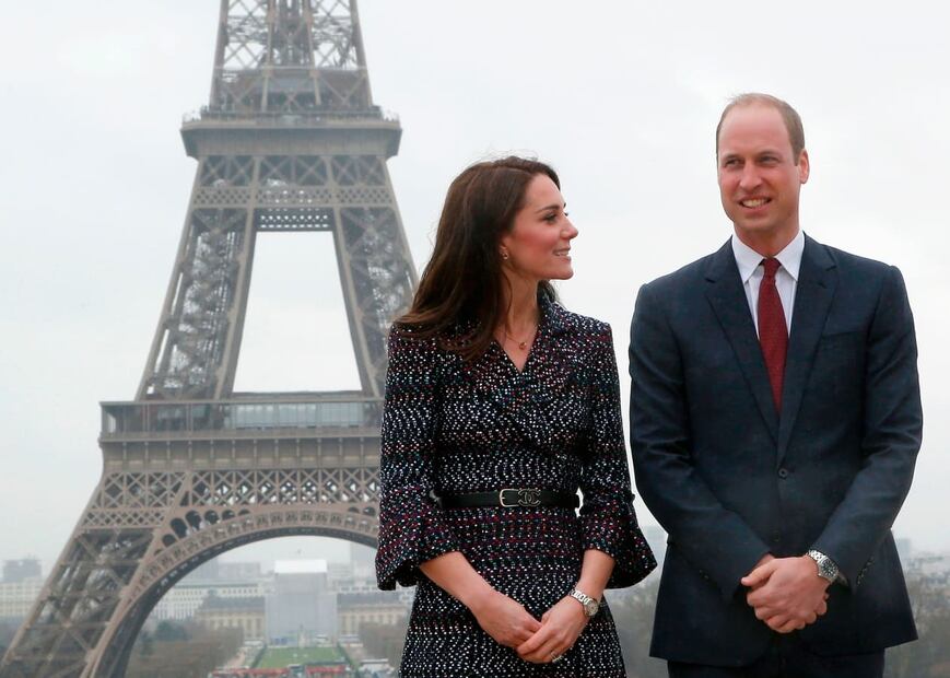El príncipe William y Kate Middleton en una visita a la Torre Eiffel en París durante marzo de 2017 / AFP