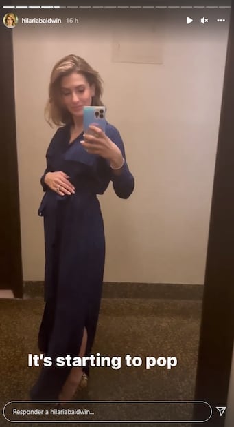 La esposa de Alec Baldwin presume el baby bump de su séptimo bebé