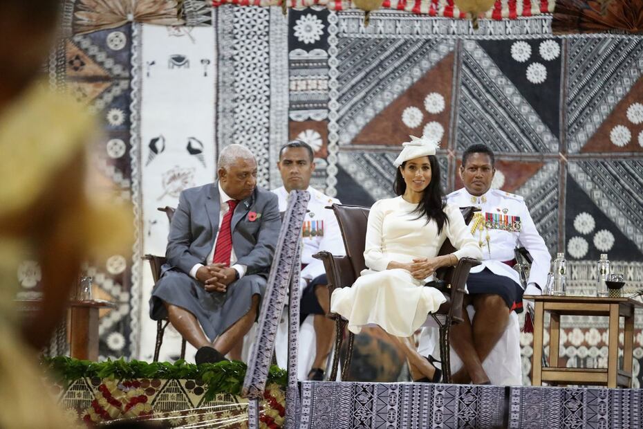 Meghan Markle luce su primer vestido de gala en Fiji y nos deja ver su baby bump