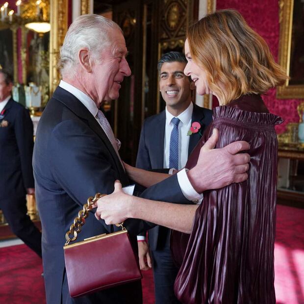 Stella McCartney besa al rey Carlos III entre nervios y olvido del protocolo